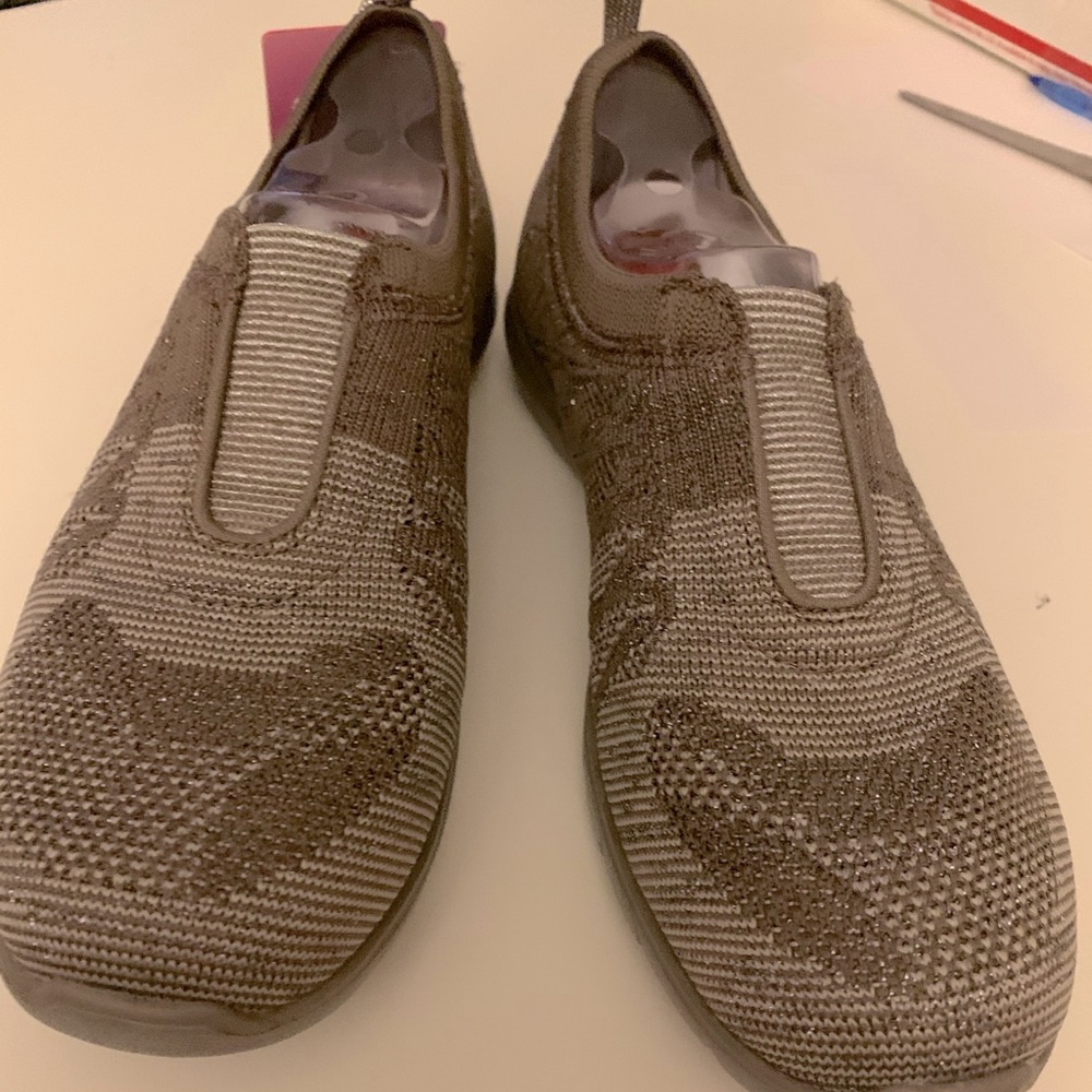 Skechers BRAND NEW Sparkle tennis shoe